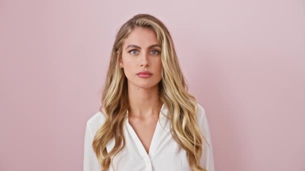 Nervózně Skeptická Mladá Blondýnka Zamračila Stojí Rozrušený Košili Přes Růžové — Stock video