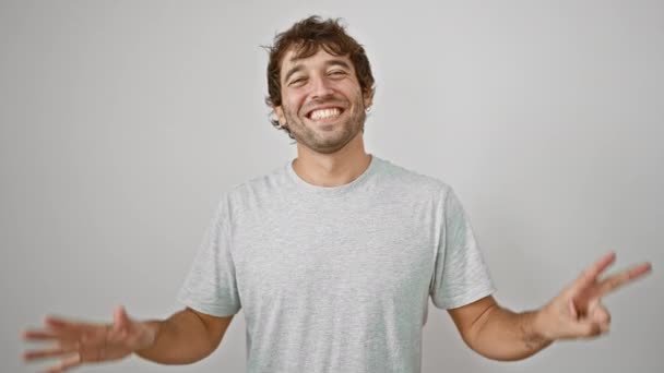 Уверенный Себе Молодой Человек Футболке Бесстрашно Демонстрирующий Свой Счастливый Знак — стоковое видео