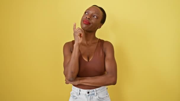 Femeie Afro Americană Mâna Bărbie Stând Singură Pierdută Gândire Serioasă — Videoclip de stoc