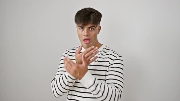 Šokovaný Portrét Mladého Hispánského Muže Pruzích Ruce Zakrývající Ústa Plachém — Stock video