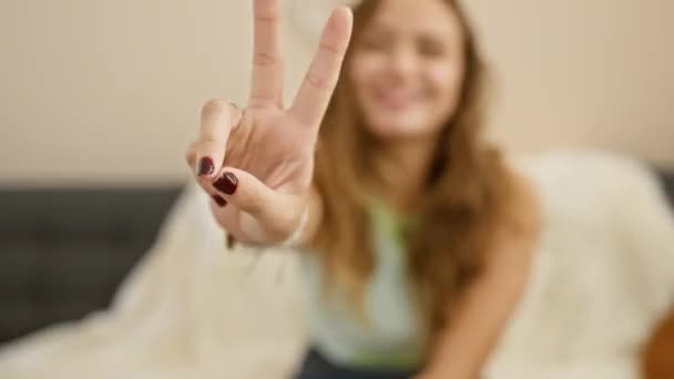 快乐的年轻惊慌失措的女人自信地指出家里的第二位 用手指展示着这个象征 同时带着灿烂的笑容摇曳着漂亮的休闲装 — 图库视频影像