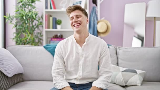 Jovem Caucasiano Alegre Desfrutando Momento Relaxamento Confiantemente Sentado Com Sorriso — Vídeo de Stock