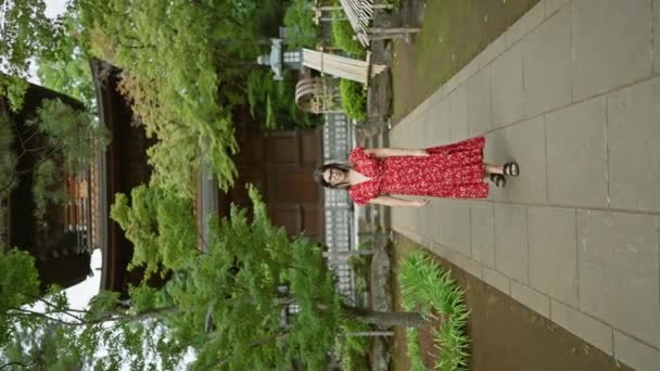 快乐的他惊慌失措的女人 戴着眼镜 拥抱自由 张开双臂 欢迎好运降临在东京谷地寺 — 图库视频影像