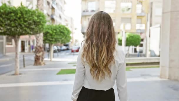 Fröhliche Selbstbewusste Junge Blonde Frau Genießt Die Sonnige Stadtatmosphäre Steht — Stockvideo