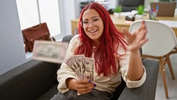 Gülümseyen Kızıl Saçlı Kadını Havaya Dolar Banknotları Fırlatıyor Mutluluk Başarı — Stok video