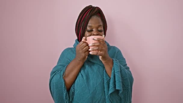 Mulher Americana Africana Alegre Com Tranças Cobrindo Com Cobertor Apreciando — Vídeo de Stock