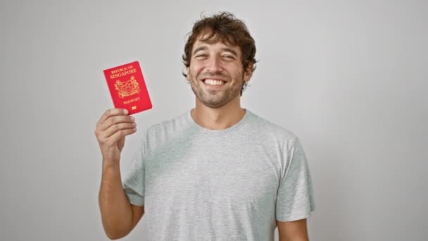Joven Portador Pasaporte Singapur Sonriendo Sobre Fondo Blanco Aislado — Vídeos de Stock