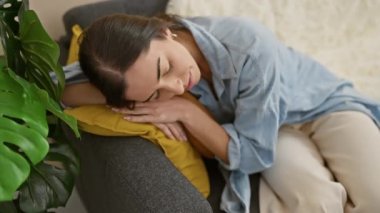Yorgun ama güzel, genç bir İspanyol kadın tatlı bir rahatlama bulur, evdeki rahat koltuğunda uzanır, yorucu bir günün ardından hak ettiği uykuya dalar.