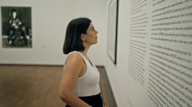 Güzel İspanyol bir kadın Viyana 'daki Albertina Müzesi' nde sanat galerisini ziyaret ediyor.