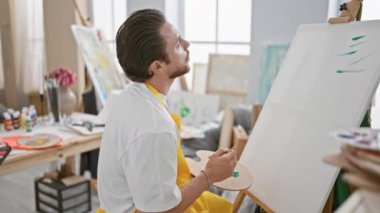 Genç İspanyol ressam resim stüdyosunda yoğunlaştı.