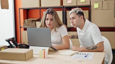 İki işçi ve kadın laptoplarını kullanarak ofiste kutlama yapıyorlar.