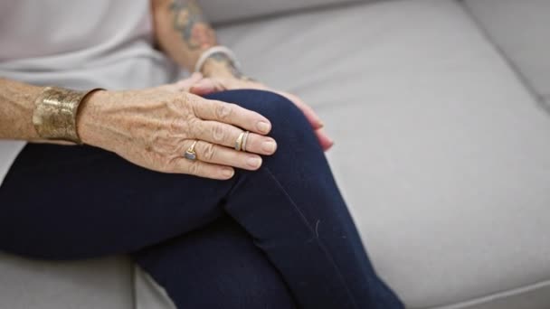 Starsza Kobieta Cierpiąca Ogromny Ból Kolana Dorosła Odpoczywająca Przygnębiona Zaciszu — Wideo stockowe