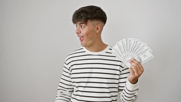 Glada Ung Latinamerikan Man Tryggt Pekar Sidan Håller Dollarsedlar Översvämmas — Stockvideo