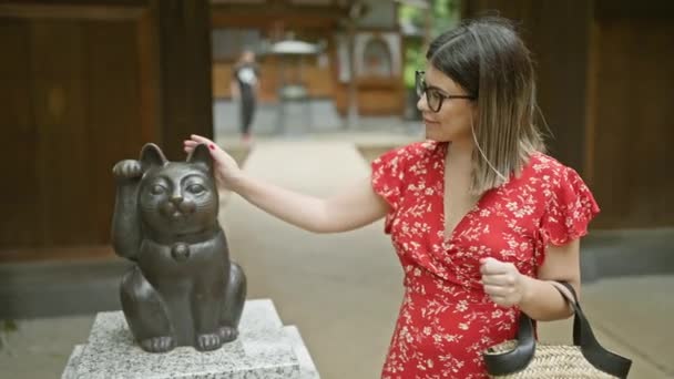 도쿄의 고토쿠지 절에서 유명한 고양이 행운을 안경에 히스패닉 — 비디오