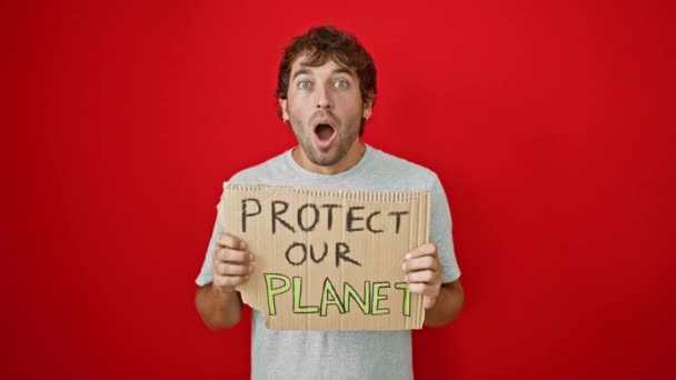 Gezegenimizi Koruyun Pankartıyla Şoke Olmuş Şaşırmış Genç Bir Adam Yüzündeki — Stok video