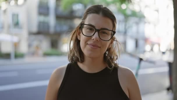Vreugdevolle Spaanse Vrouw Bril Poseert Straalt Vertrouwen Madrid Straten — Stockvideo