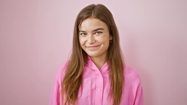 Atraktivní Sebevědomá Mladá Hispánka Vesele Usmívající Izolované Růžové Pozadí Stojí — Stock video