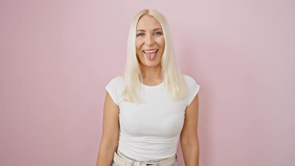 Fräcka Blondin Står Mot Rosa Vägg Tungan Galna Kul Ung — Stockvideo