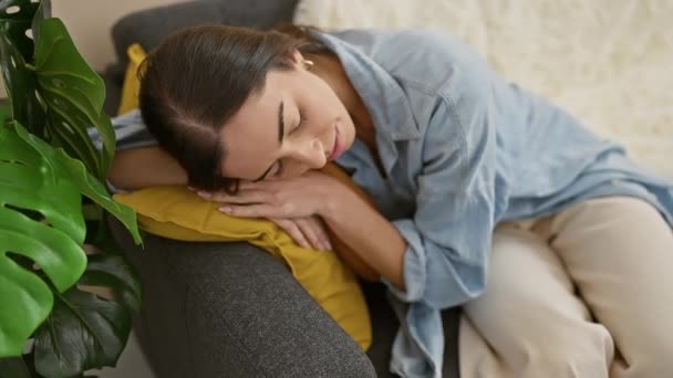 Cansada Mas Bonita Uma Jovem Hispânica Encontra Doce Relaxamento Deitada — Vídeo de Stock