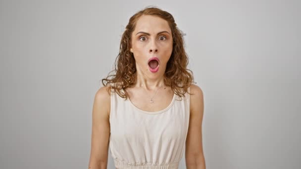 Шокирована Молодая Женщина Поражена Застыла Страха Взволнована Рот Выражает Удивление — стоковое видео