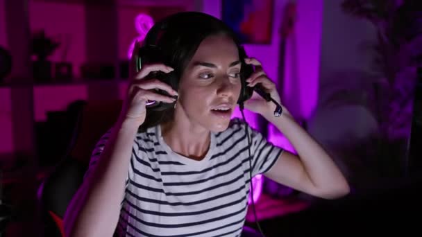 Aantrekkelijke Jonge Spaanse Vrouw Glimlachend Zelfverzekerd Streaming Haar Gaming Avontuur — Stockvideo