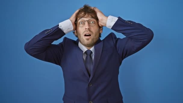 Jovem Stressado Louco Mãos Agarrar Cabeça Chocado Assustado Fato Azul — Vídeo de Stock