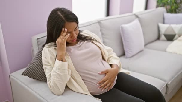 怀孕期间患有严重头痛的年轻女子 坐在家里 不厌其烦地按摩肚子 — 图库视频影像