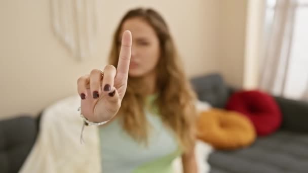 Thuis Jonge Spaanse Vrouw Casual Kleding Toont Stop Wijzen Vinger — Stockvideo