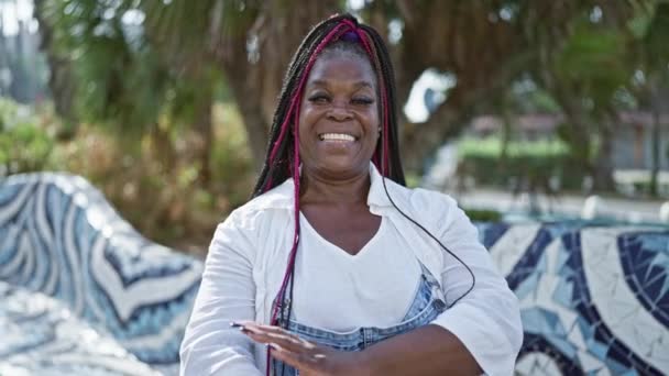Αυτοπεποίθηση Αφροαμερικανή Γυναίκα Στέκεται Χαρούμενα Στο Πάρκο Της Πόλης Χέρια — Αρχείο Βίντεο