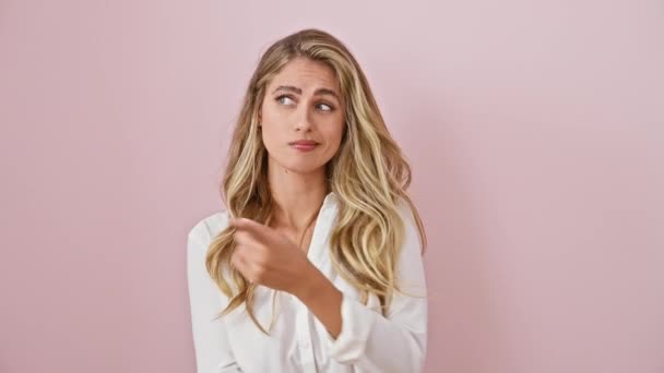 Ung Blond Kvinna Klädd Skjorta Står Och Visar Frustration Över — Stockvideo