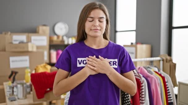 自信的年轻美丽的惊慌失措的女性志愿者 胸膛里燃烧着感情 站在慈善中心微笑 双手准备工作 — 图库视频影像