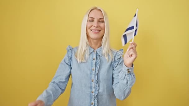 Joyous Jovem Loira Confiantemente Abraçando Seu Patriotismo Israelita Sorrindo Com — Vídeo de Stock