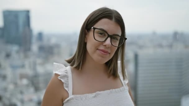 안경에 히스패닉 아름다움 도쿄의 파노라마에서 기쁨을 포용하는 신중하고 자신감있는 빛나는 — 비디오