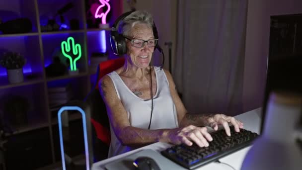 Selbstbewusste Grauhaarige Seniorin Die Beim Nächtlichen Spielen Futuristischer Videospiele Spielzimmer — Stockvideo