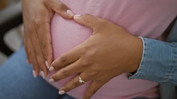 心温まる瞬間 オフィスの若い成功した妊婦 腹の上に彼女の手で心臓のジェスチャーを形成し 屋内で今後の母性を受け入れる — ストック動画