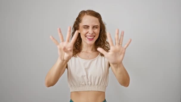 Självsäker Ung Kvinna Glatt Peka Upp Med Nummer Nio Finger — Stockvideo