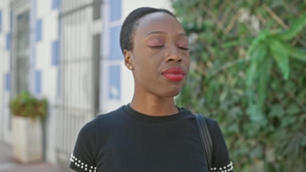 Cool Vonzó Afro Amerikai Áll Nyugodt Egy Napos Városi Utcában — Stock videók