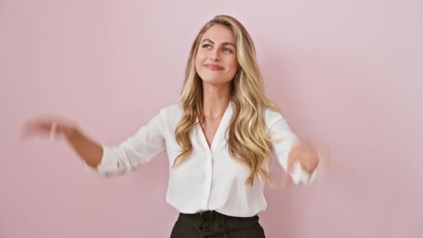 Veselá Mladá Blondýnka Hraje Boo Stojí Růžovém Izolovaném Pozadí Ukazuje — Stock video