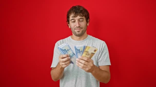 Smiley 남자는 즐겁게 자신의 헝가리 포르투갈 지폐를 자신감 활기찬 빨간색 — 비디오