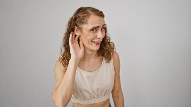 Atrakcyjna Młoda Kobieta Zabawnie Podsłuchuje Soczyste Plotki Ręce Przykute Ucha — Wideo stockowe