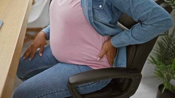年轻的惊慌失措的女人在工作时背痛 怀孕的生意人在办公室里与脊椎疼痛作斗争 — 图库视频影像