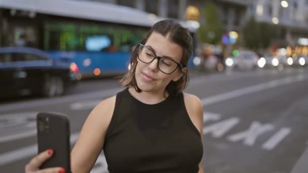 Hermosa Mujer Hispana Vistiendo Gafas Disfrutando Divertido Momento Selfie Madrid — Vídeos de Stock