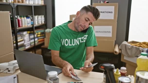 Knappe Jonge Spaanse Man Die Vrijwilligerswerk Doet Donatiedollars Telt Terwijl — Stockvideo