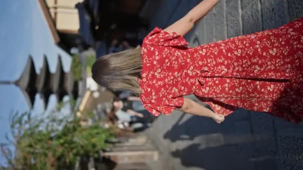一位美丽的惊慌失措的女人兴高采烈地扭来扭去 在基托的古街上露出她的衣服 她灿烂的笑容给这个迷人的日本古城增添了魅力 — 图库视频影像