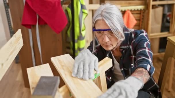 Carpintero Mujer Pelo Gris Mediana Edad Mirando Tablón Madera Carpintería — Vídeos de Stock