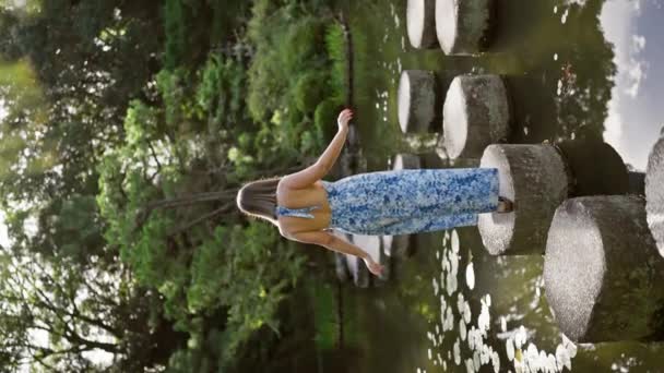 Mooie Spaanse Vrouw Ontspannen Zomer Wandeling Langs Stenen Pad Kruising — Stockvideo