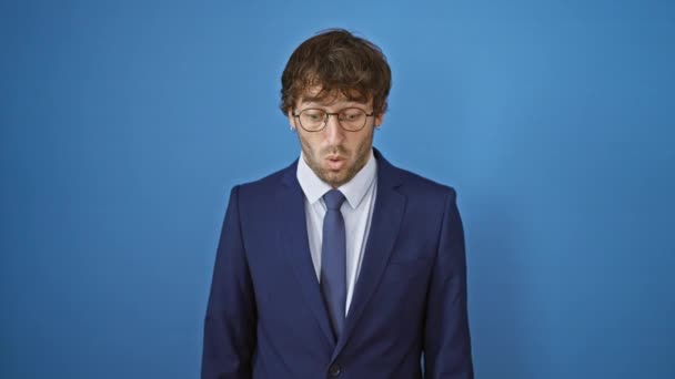 Överraskad Ung Affärsman Blå Kostym Pekar Ner Med Chock Avslöjar — Stockvideo