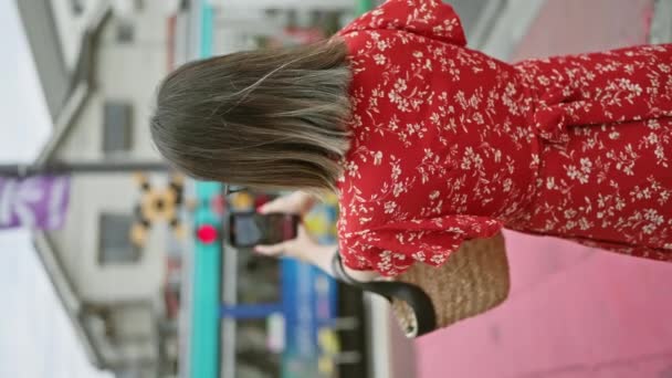 Lenyűgöző Spanyol Szemüvegben Megragadja Tokyoi Vonat Utazás Okos Telefon Izgalmas — Stock videók