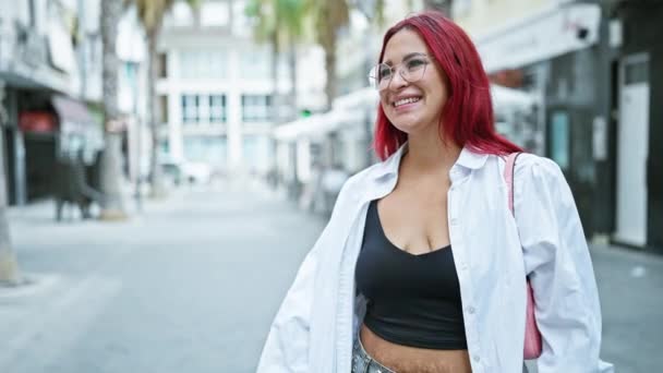 Neşeli Genç Kızıl Saçlı Bir Kadın Şehir Caddesinde Dikilirken Kollarını — Stok video