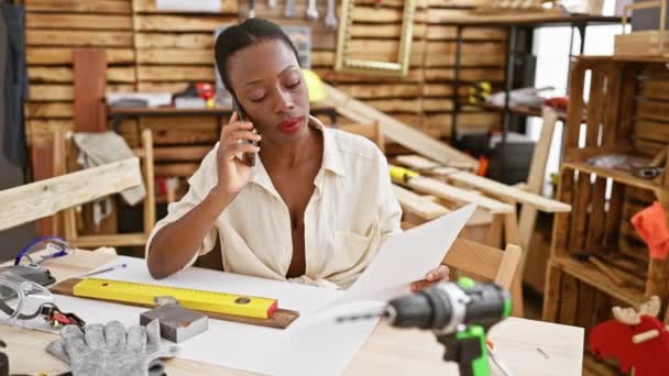 Atraente Afro Americano Mulher Carpinteiro Conversa Séria Smartphone Lendo Documento — Vídeo de Stock